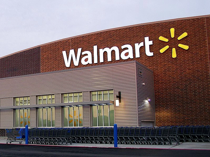 Família mais rica do mundo: os irmãos Alice, Jim e Rob Walton são herdeiros e atuais donos do Walmart. -  (crédito: Walmart Corporate/Wikimedia Commons)