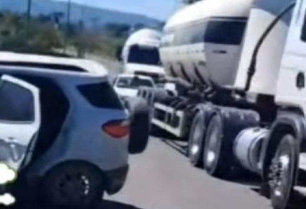 Colisão envolveu caminhão e carro