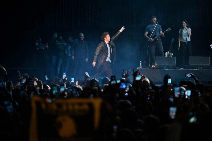 Javier Milei dança durante apresentação de seu livro Capitalismo, socialismo e a arnadilha neoclássica, em estádio de Buenos Aires  -  (crédito: Luis Robayo/AFP)