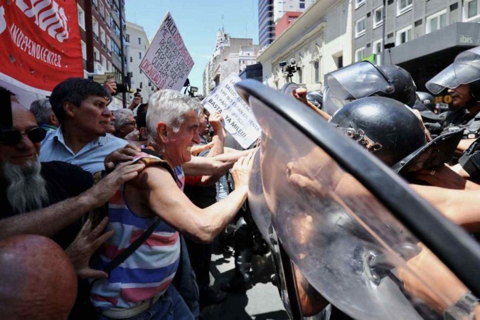 Aposentados e policiais entram em confronto em Buenos Aires, depois que governo cancela distribuição de medicamentos 