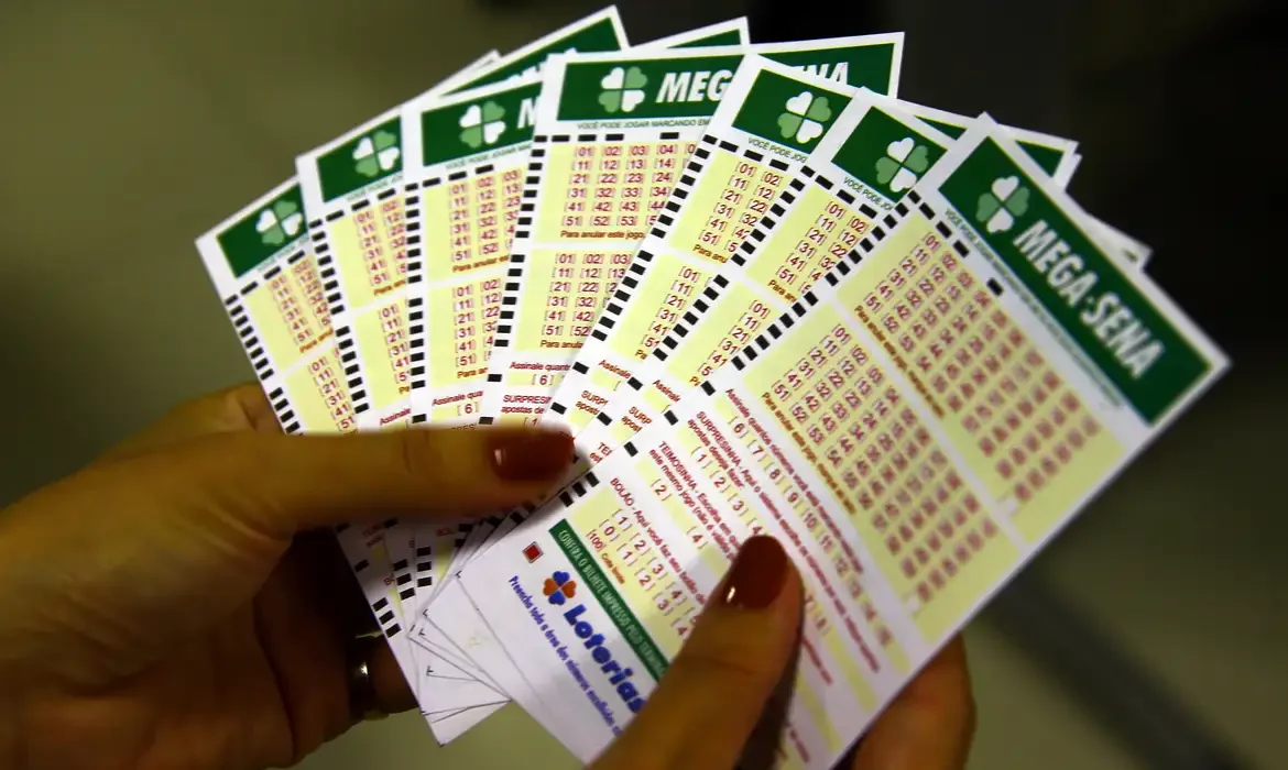 Mega acumula e pode pagar R$ 27 milhões no próximo sorteio
- (crédito: EBC) Mega acumula e pode pagar R$ 27 milhões no próximo sorteio
- (crédito: EBC)