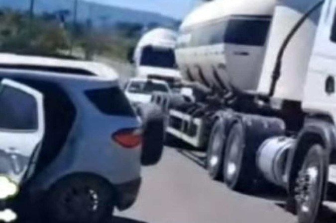 Material cedido ao correio - (crédito: Colisão envolveu caminhão e carro) Material cedido ao correio - (crédito: Colisão envolveu caminhão e carro)