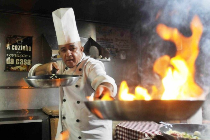  No seu trailer, o chef de cozinha prepara pratos com a sofisticação de renomados restaurantes e sonha com o dia de conseguir um espaço físico para trabalhar -  (crédito: Minervino Júnior/CB/D.A.Press)