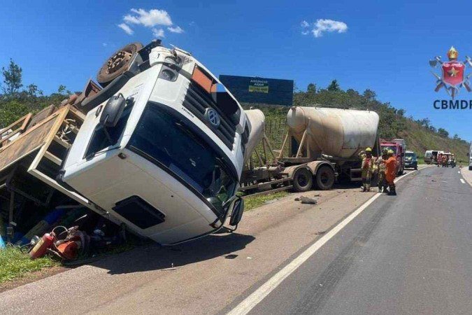 Acidente envolve duas uma carretas e três carros na BR-060 - (crédito: CBMDF) Acidente envolve duas uma carretas e três carros na BR-060 - (crédito: CBMDF)