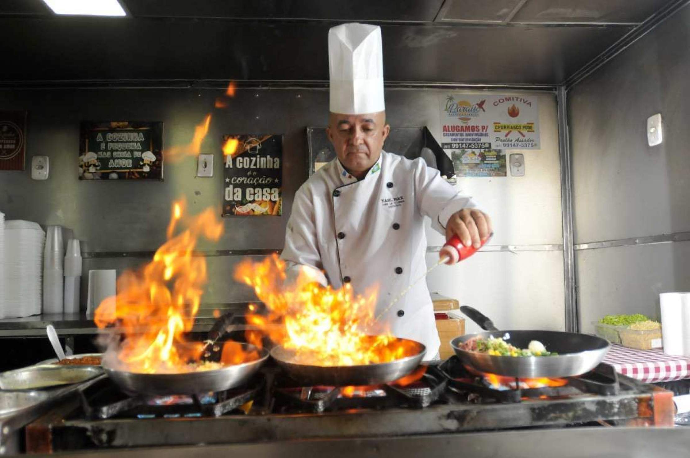  05/12/2024. Crédito: Minervino Júnior/CB/D.A Press. Brasil.  Brasilia - DF. Tenda do Chef de cozinha Karl Max na Praça da Bíblia em Ceilândia. 