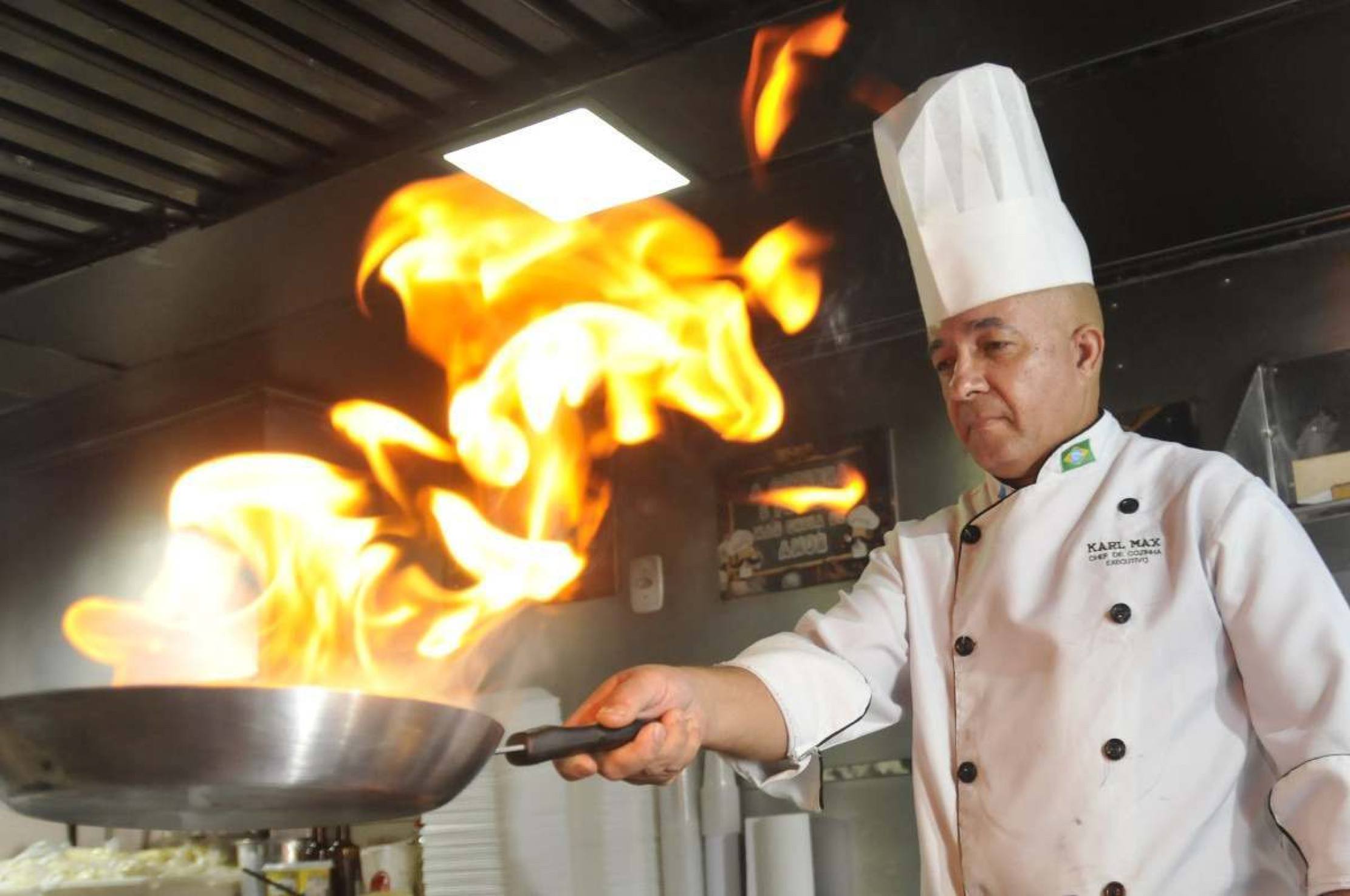  05/12/2024. Crédito: Minervino Júnior/CB/D.A Press. Brasil.  Brasilia - DF. Tenda do Chef de cozinha Karl Max na Praça da Bíblia em Ceilândia. 