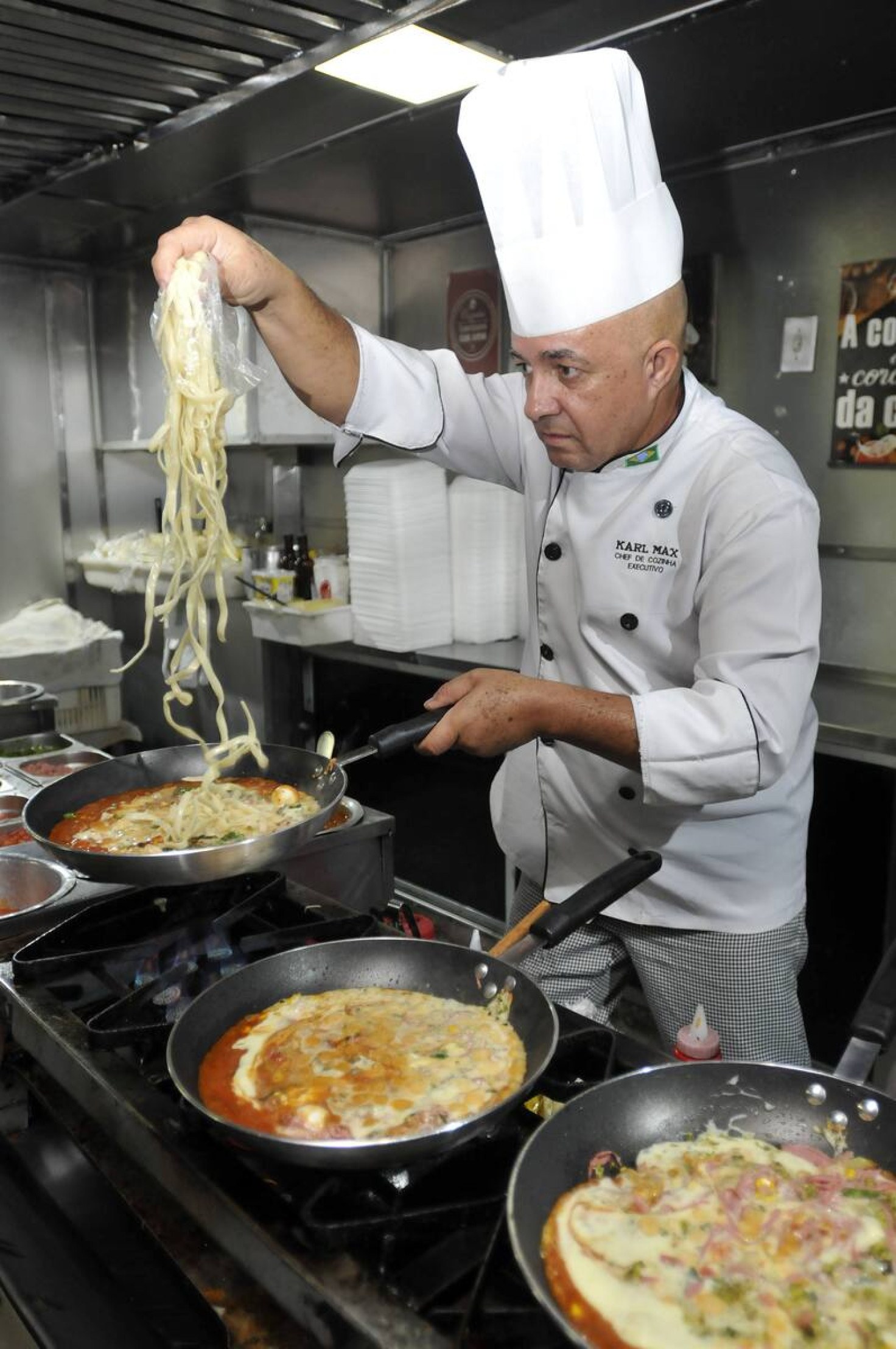  05/12/2024. Crédito: Minervino Júnior/CB/D.A Press. Brasil.  Brasilia - DF. Tenda do Chef de cozinha Karl Max na Praça da Bíblia em Ceilândia. 