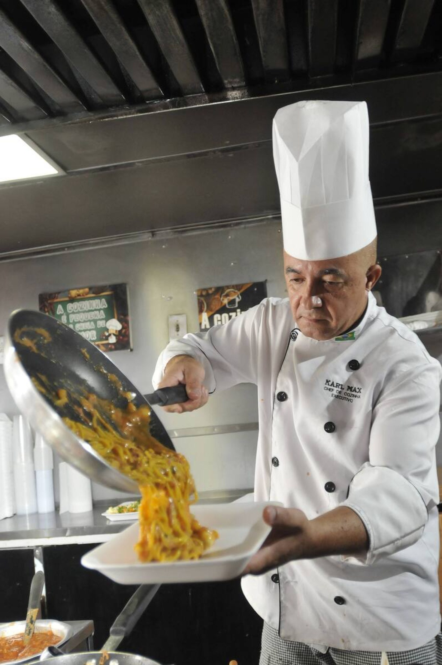  05/12/2024. Crédito: Minervino Júnior/CB/D.A Press. Brasil.  Brasilia - DF. Tenda do Chef de cozinha Karl Max na Praça da Bíblia em Ceilândia. 