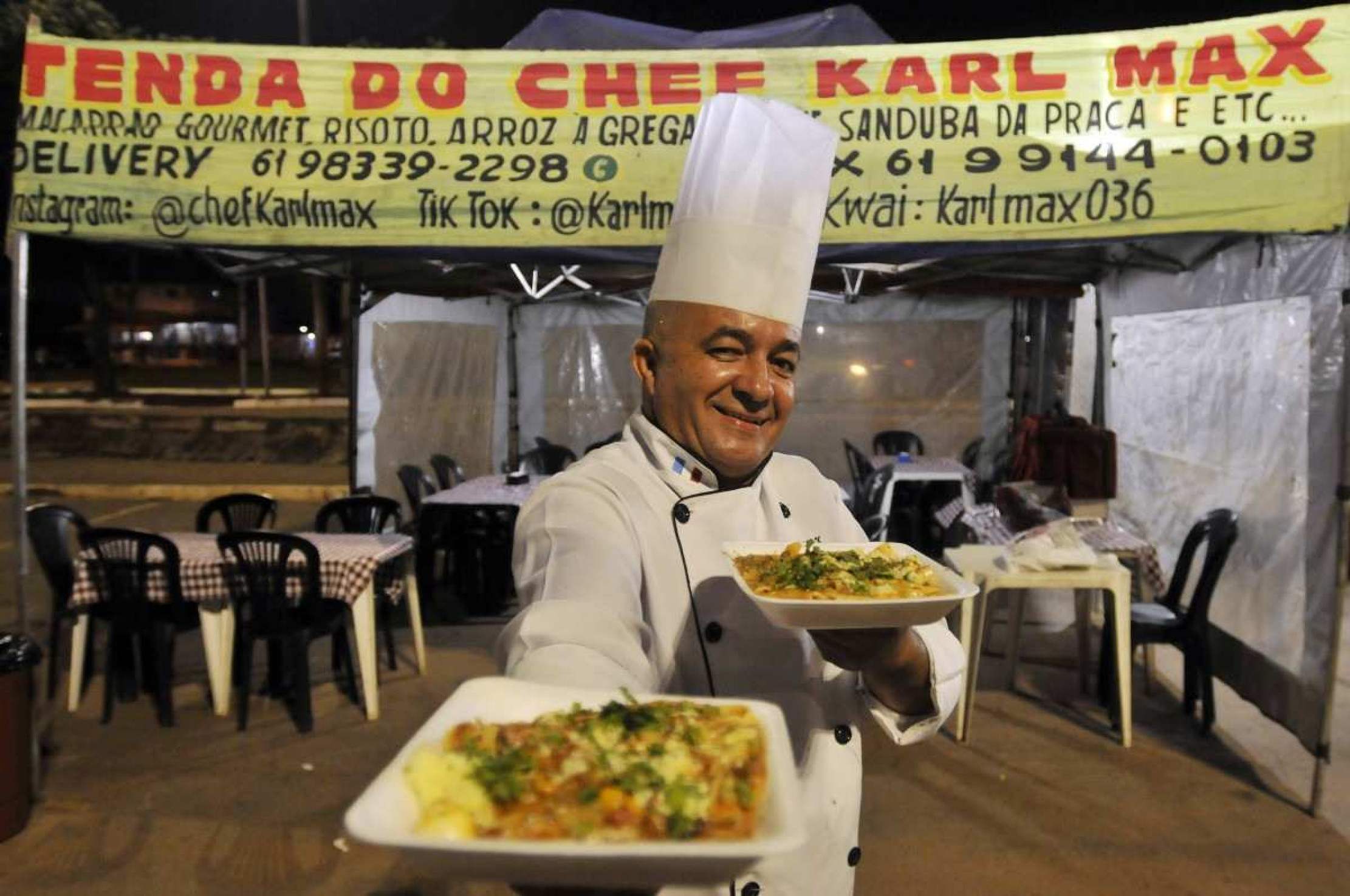  05/12/2024. Crédito: Minervino Júnior/CB/D.A Press. Brasil.  Brasilia - DF. Tenda do Chef de cozinha Karl Max na Praça da Bíblia em Ceilândia. 