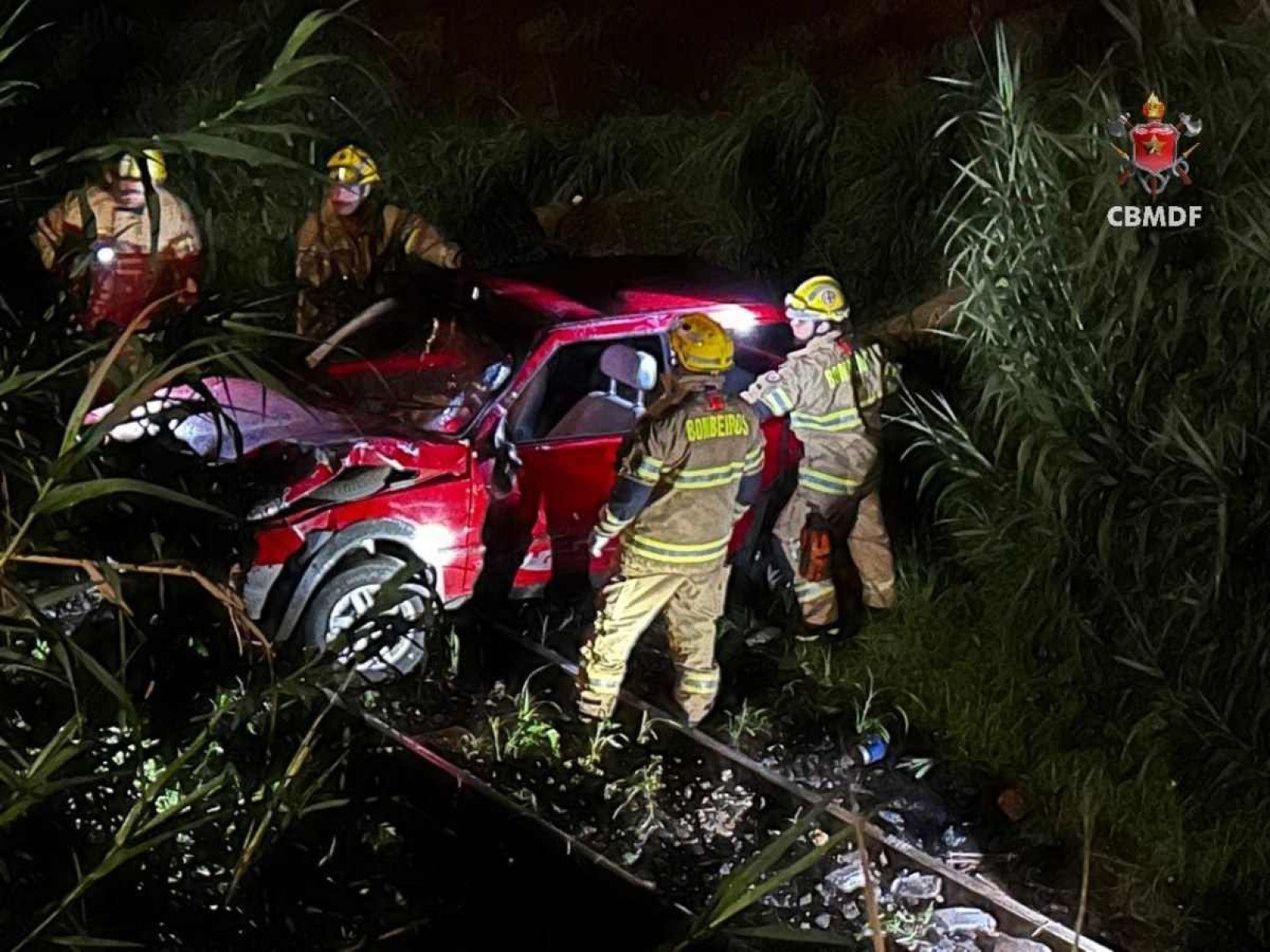 Carro sai da via e cai na linha férrea no SAAN.