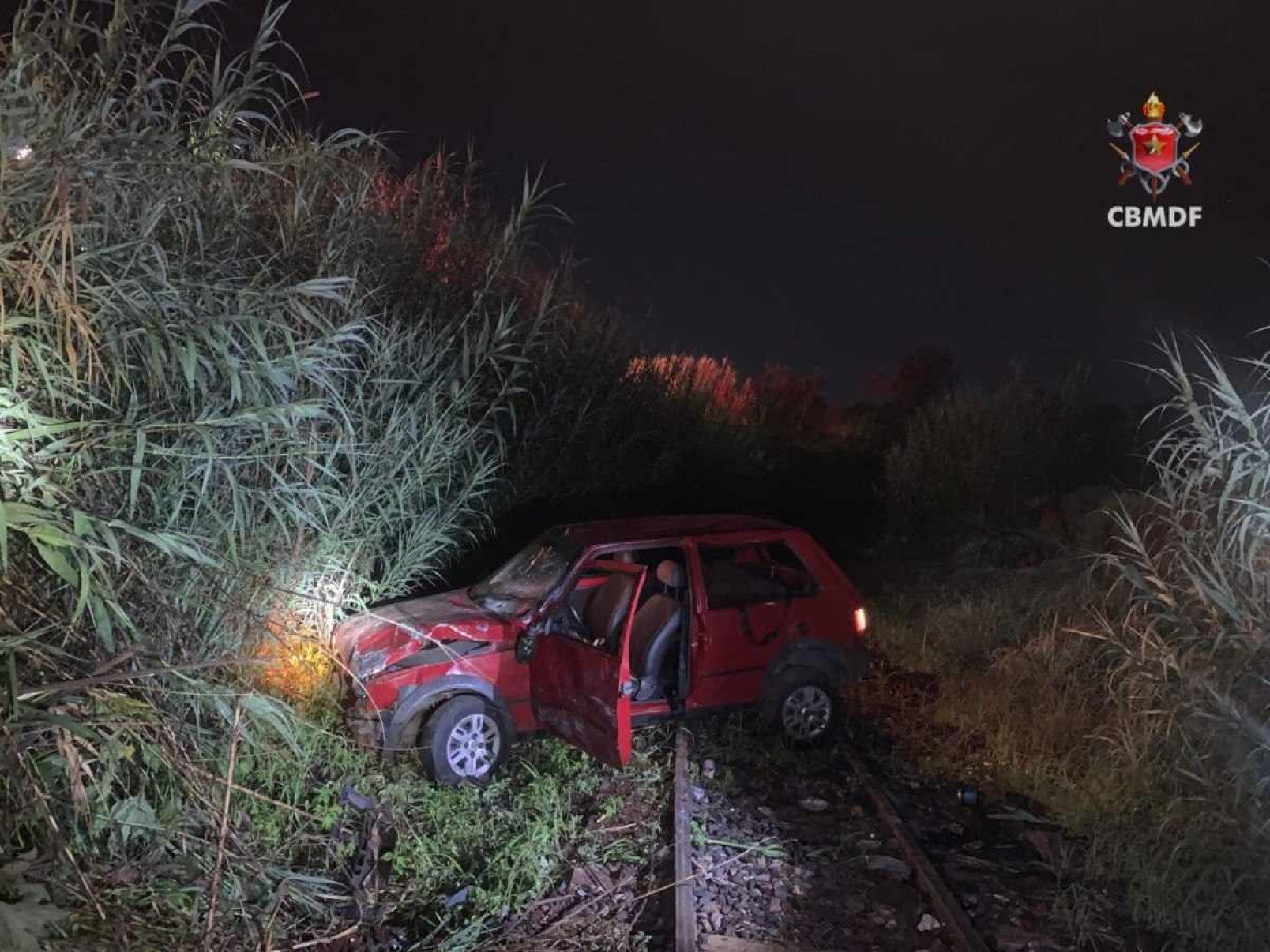 Carro sai da via e cai na linha férrea no SAAN.