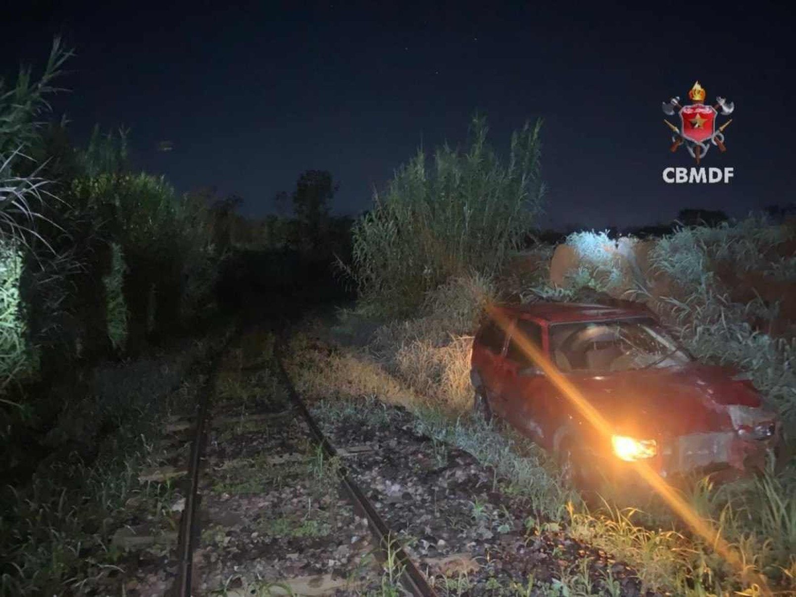 Carro sai da via e cai na linha férrea no SAAN.