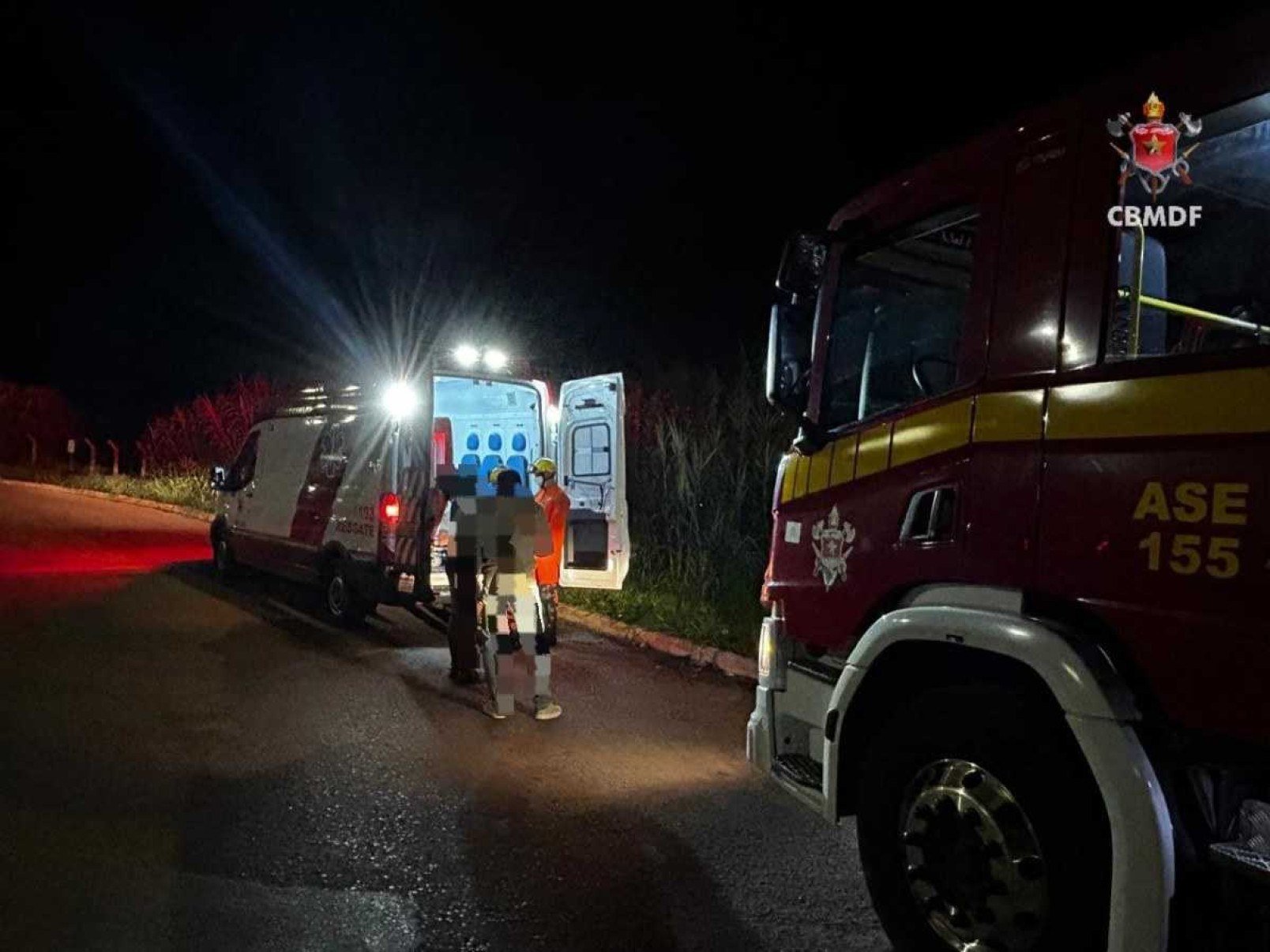Carro sai da via e cai na linha férrea no SAAN.