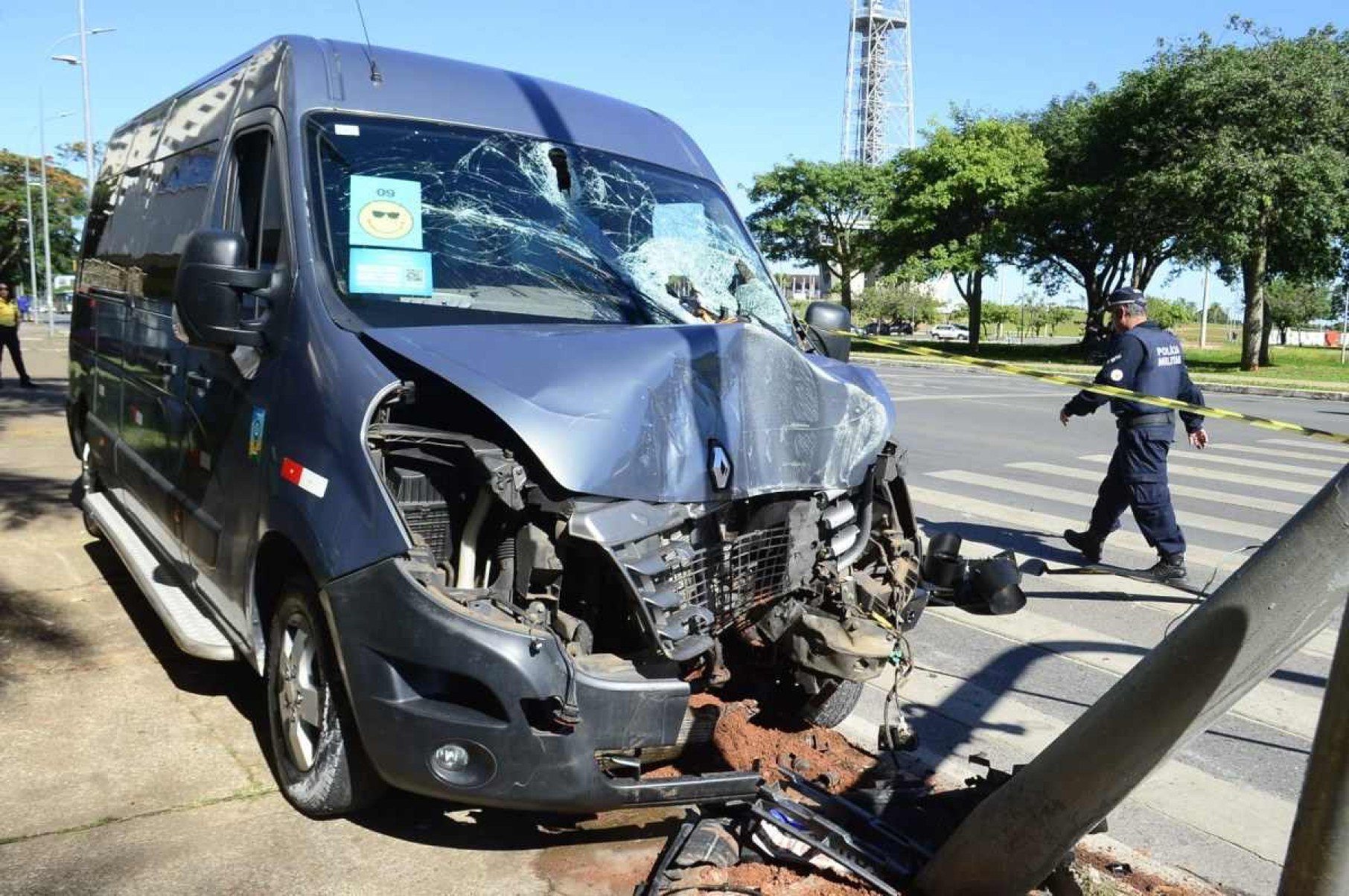 Motorista é atingido por barras de ferro em acidente de trânsito e fica ferido