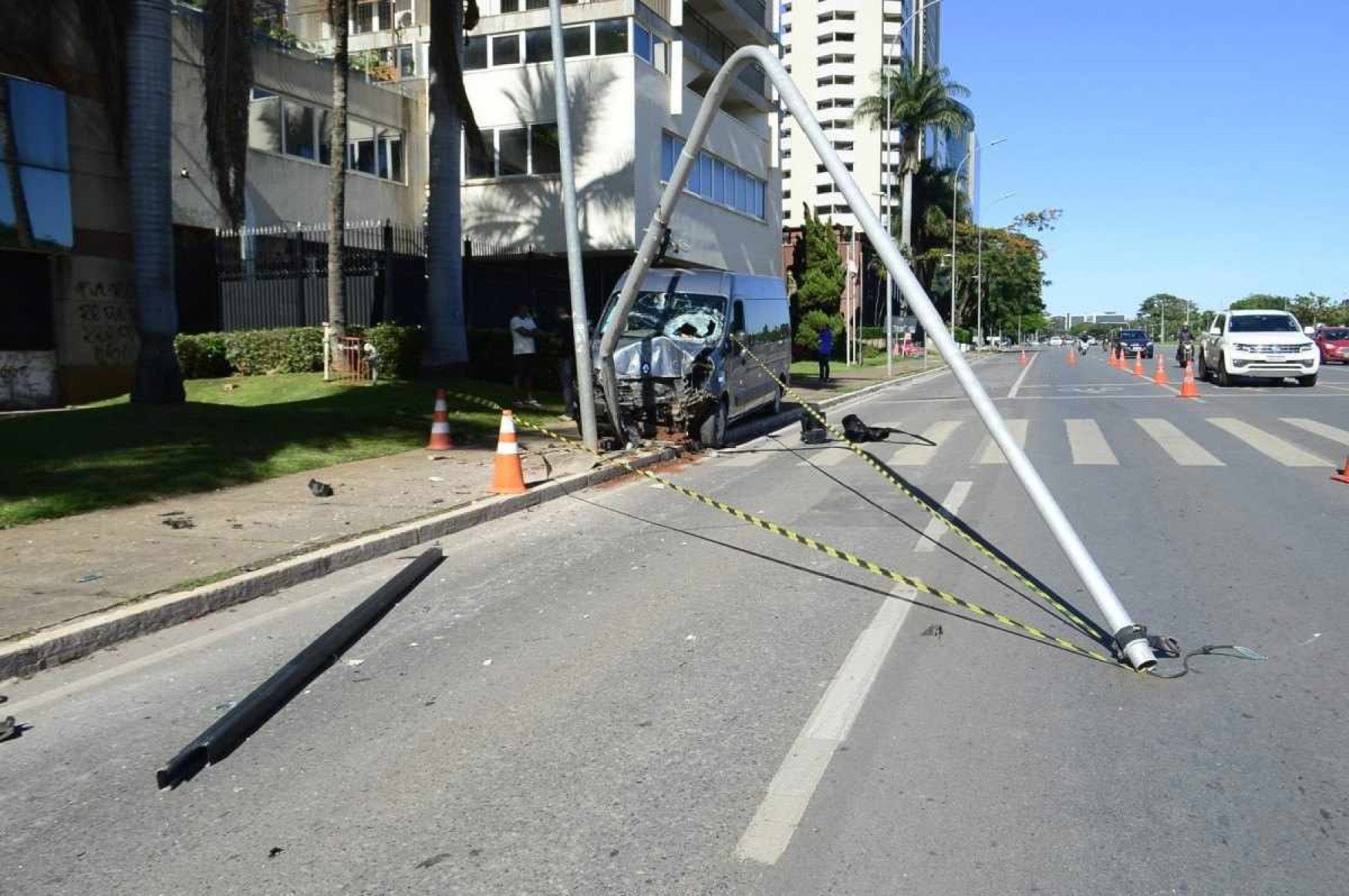 O motorista da van bateu na traseira de um Uno que carregava barras de ferro de cerca de três metros. Os objetos atingiram o motorista da van que perdeu o controle do carro e bateu em um poste. 