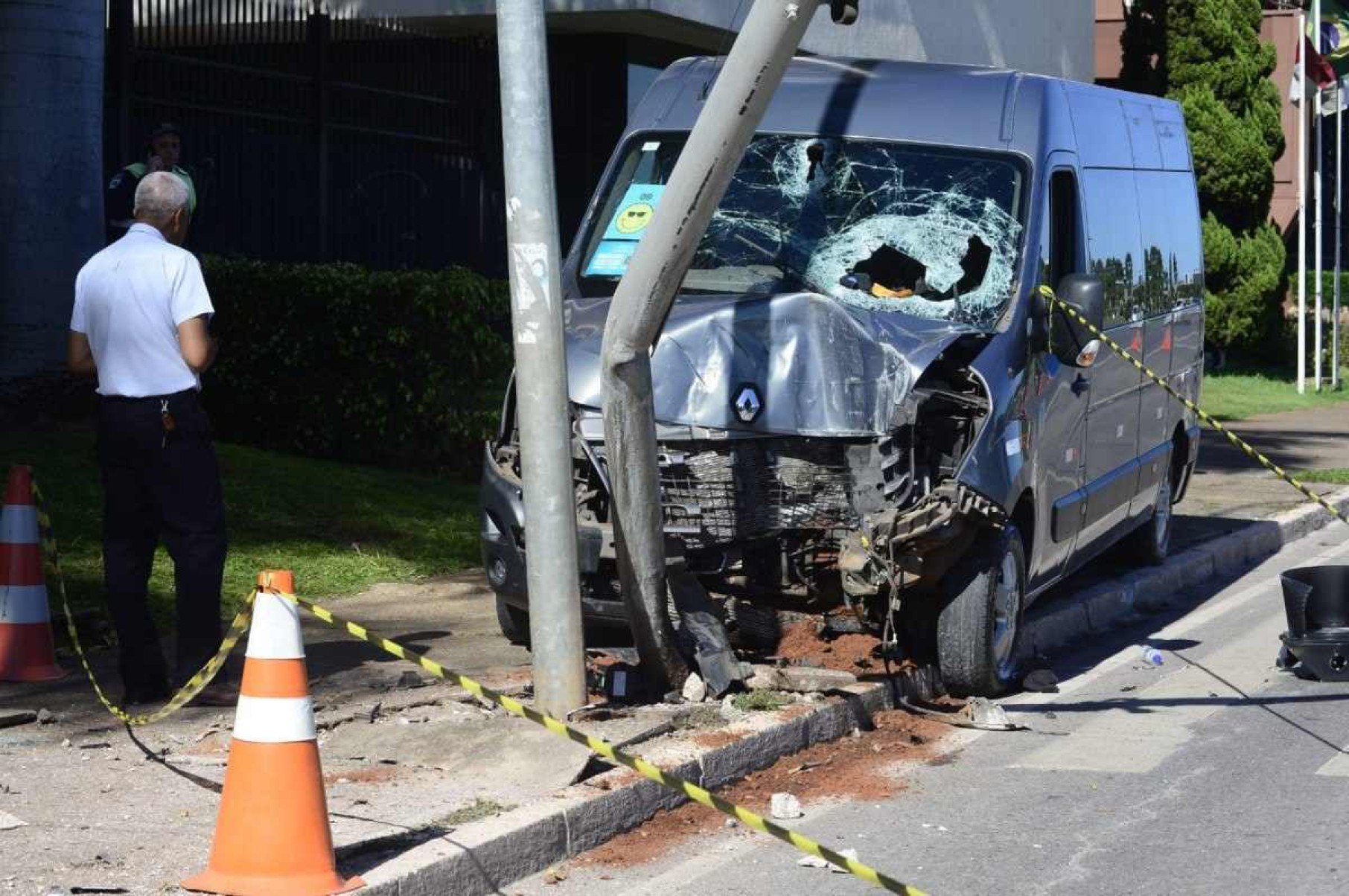 O motorista da van bateu na traseira de um Uno que carregava barras de ferro de cerca de três metros. Os objetos atingiram o motorista da van que perdeu o controle do carro e bateu em um poste. 