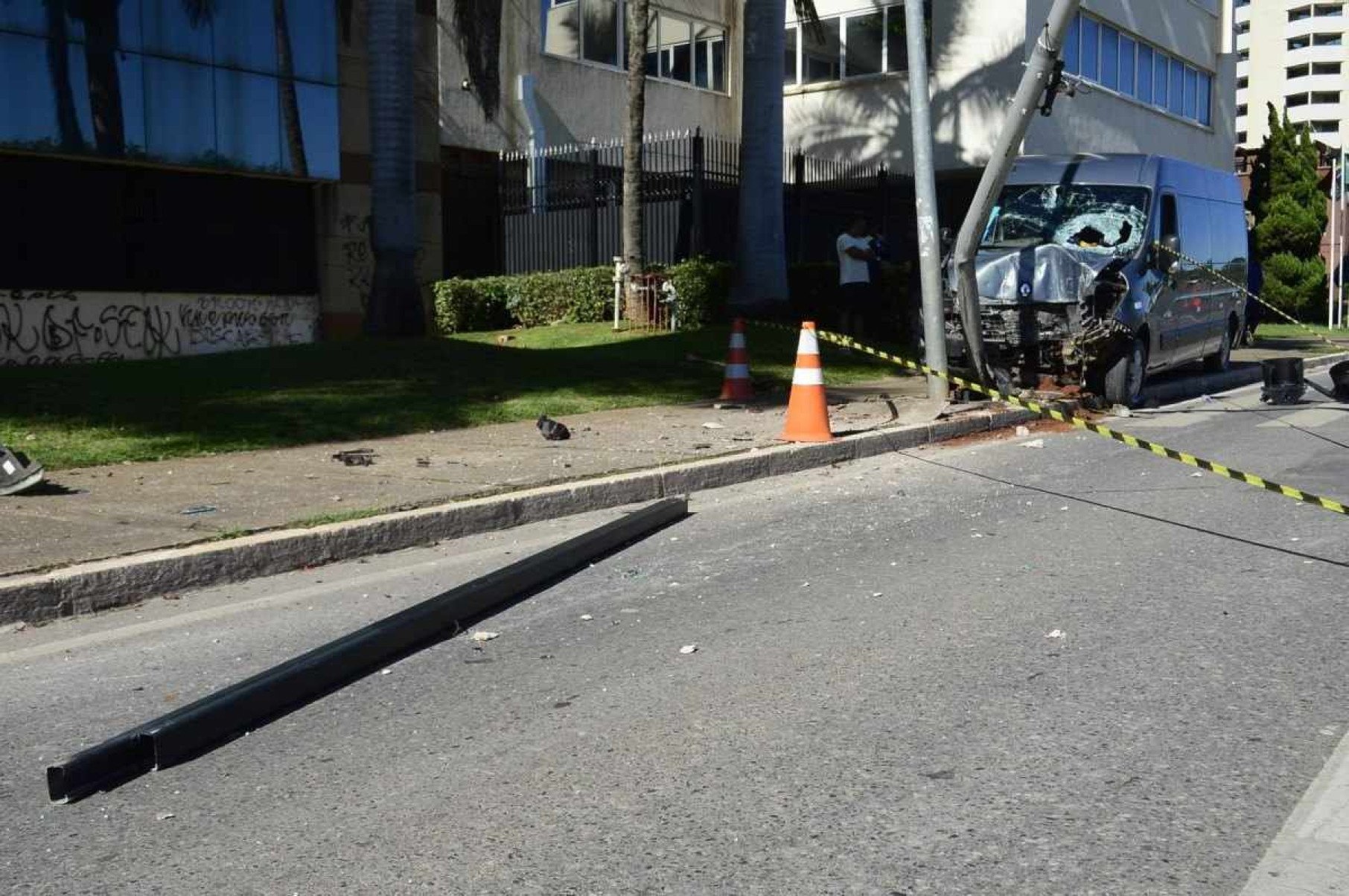 O motorista da van bateu na traseira de um Uno que carregava barras de ferro de cerca de três metros. Os objetos atingiram o motorista da van que perdeu o controle do carro e bateu em um poste. 