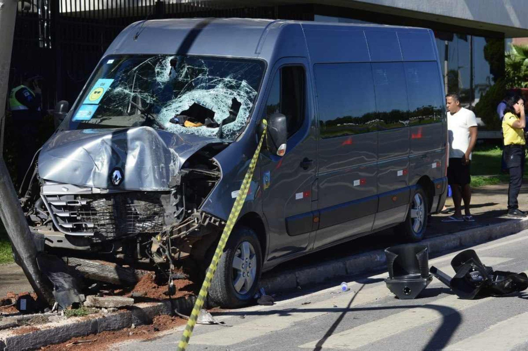 O motorista da van bateu na traseira de um Uno que carregava barras de ferro de cerca de três metros. Os objetos atingiram o motorista da van que perdeu o controle do carro e bateu em um poste. 