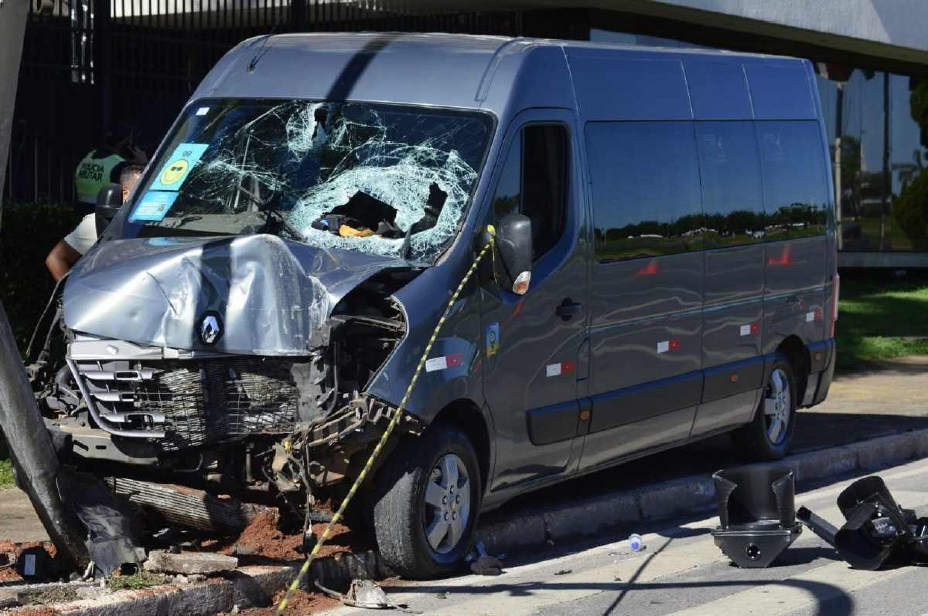O motorista da van bateu na traseira de um Uno que carregava barras de ferro de cerca de três metros. Os objetos atingiram o motorista da van que perdeu o controle do carro e bateu em um poste. 