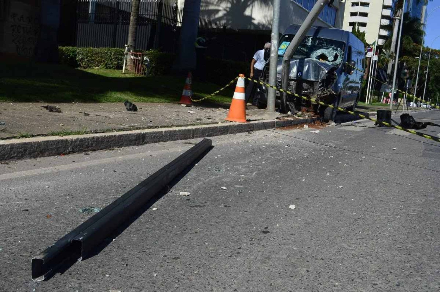 O motorista da van bateu na traseira de um Uno que carregava barras de ferro de cerca de três metros. Os objetos atingiram o motorista da van que perdeu o controle do carro e bateu em um poste. 
