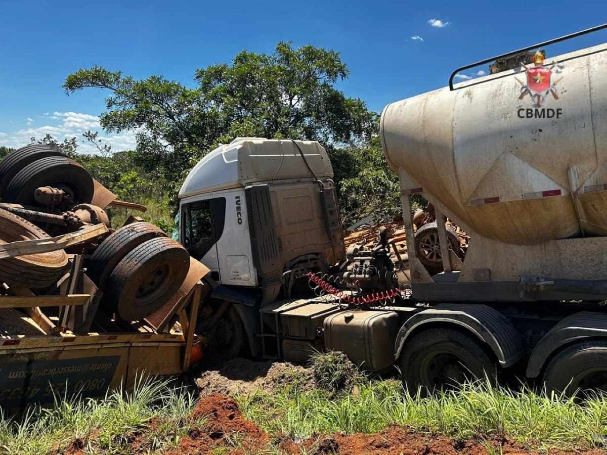 Acidente envolve duas uma carretas e três carros na BR-060