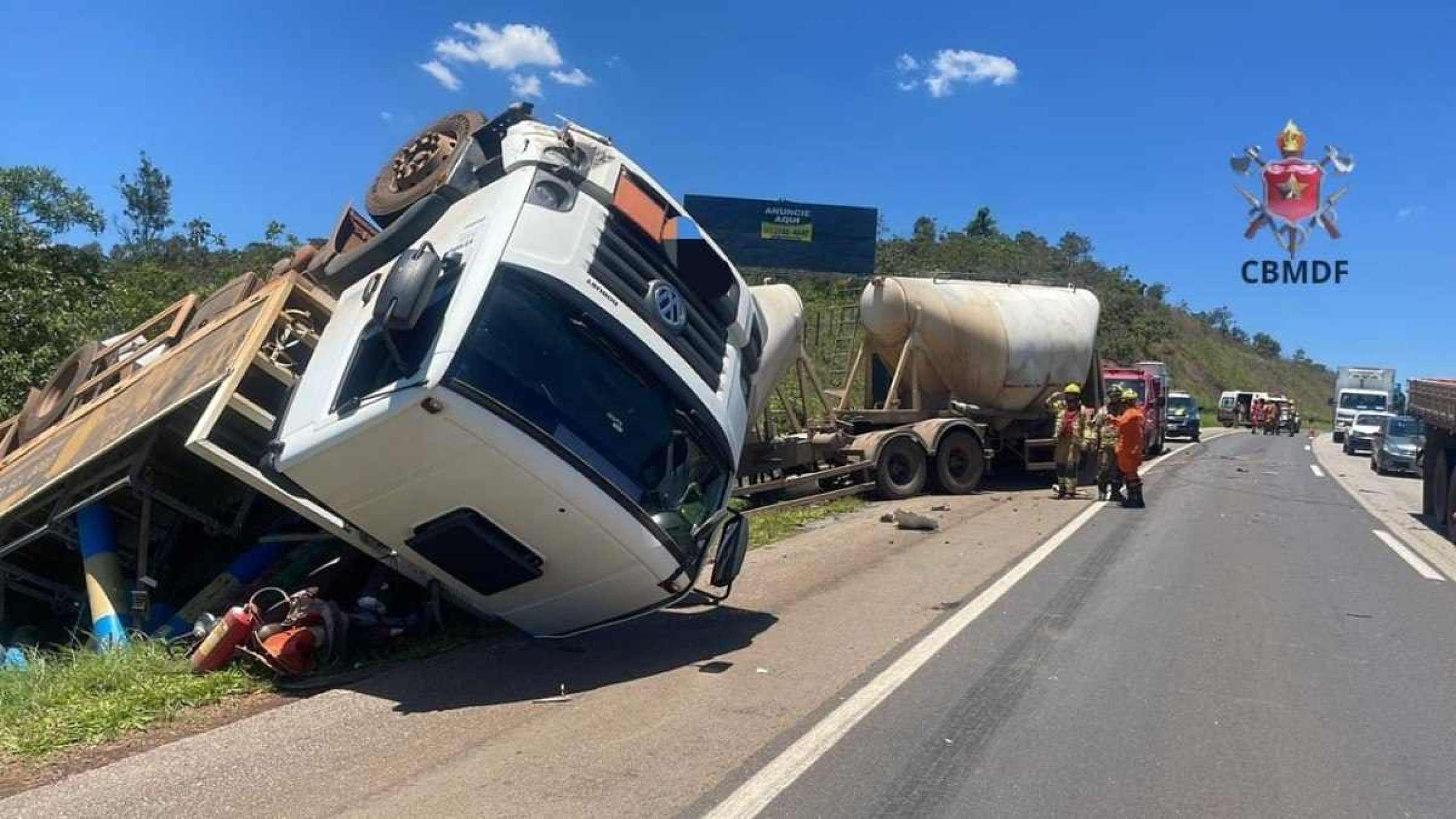 Acidente envolve duas uma carretas e três carros na BR-060