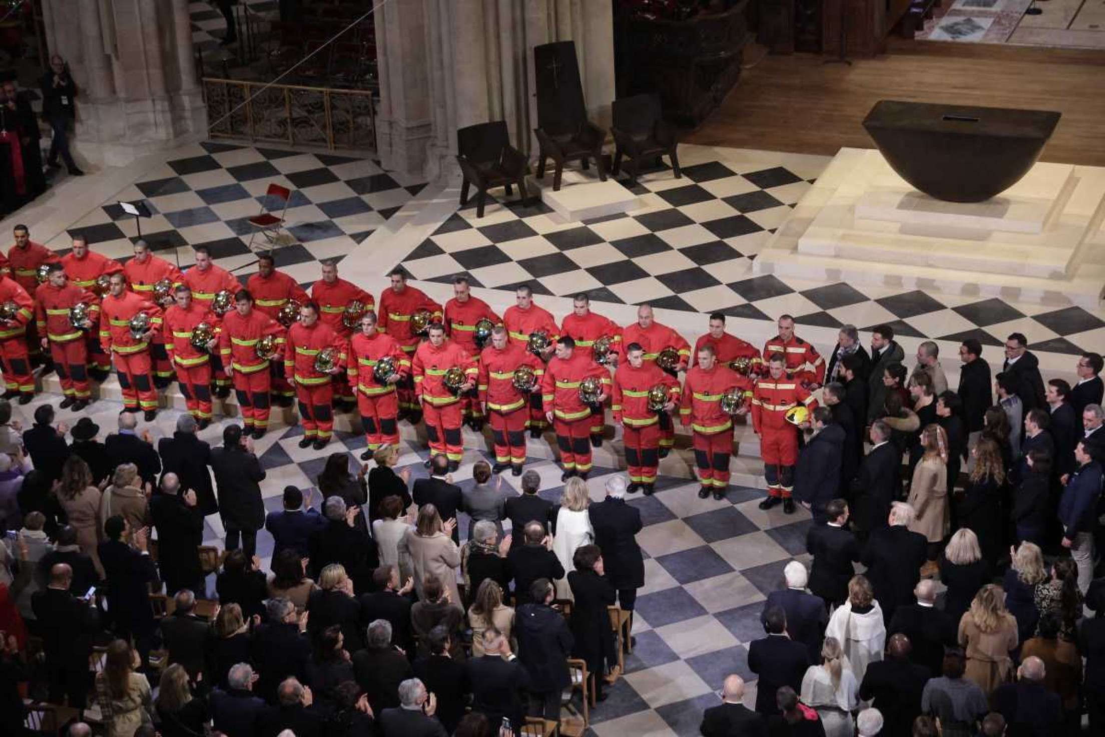 Desfile de bombeiros franceses durante uma cerimônia para marcar a reabertura da histórica Catedral de Notre-Dame, no centro de Paris, em 7 de dezembro de 2024. Cerca de 50 chefes de estado e de governo são esperados na capital francesa para comparecer à cerimônia que marca a reconstrução da obra-prima gótica cinco anos após o incêndio de 2019 que devastou o marco do patrimônio mundial e derrubou sua torre. Cerca de 250 empresas e centenas de especialistas fizeram parte do projeto de restauração de cinco anos a um custo de centenas de milhões de euros. (Foto de Christophe PETIT TESSON / POOL / AFP)