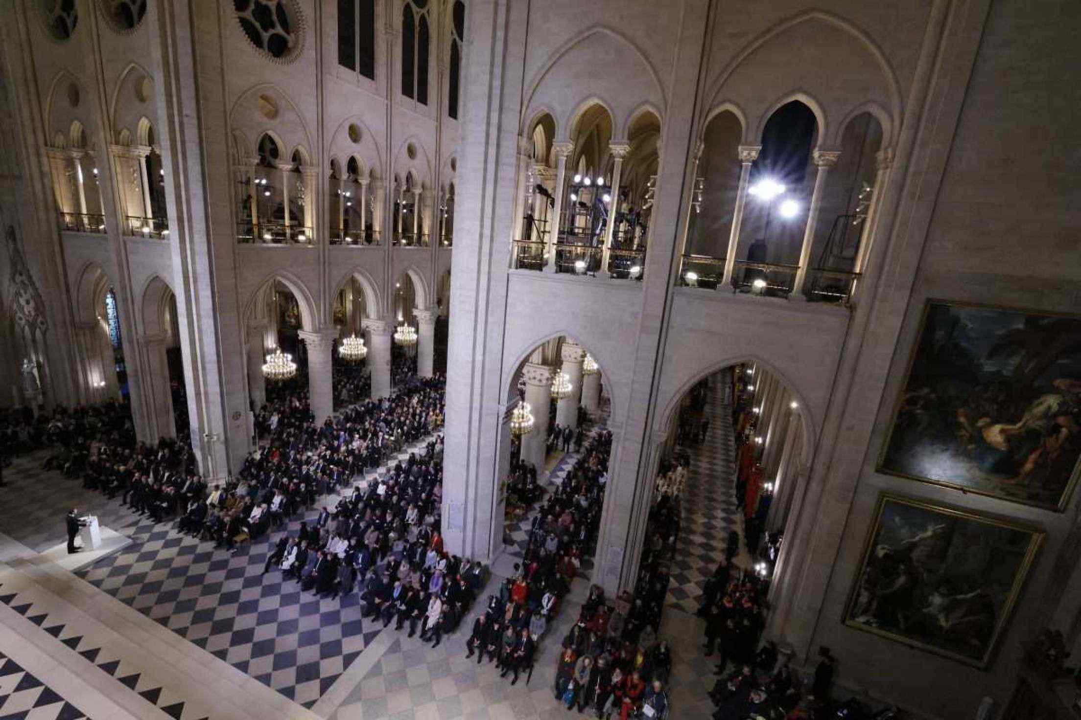 O presidente francês Emmanuel Macron (E) faz um discurso durante uma cerimônia para marcar a reabertura da histórica Catedral de Notre-Dame no centro de Paris em 7 de dezembro de 2024. Cerca de 50 chefes de estado e governo são esperados na capital francesa para comparecer à cerimônia que marca a reconstrução da obra-prima gótica cinco anos após o incêndio de 2019 que devastou o marco do patrimônio mundial e derrubou sua torre. Cerca de 250 empresas e centenas de especialistas fizeram parte do projeto de restauração de cinco anos a um custo de centenas de milhões de euros. (Foto de Ludovic MARIN / POOL / AFP)