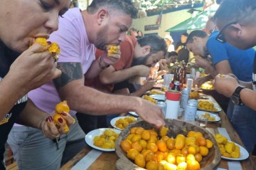 Concurso Maior Roedor de Pequi do Mundo tem diversão e torcida organizada