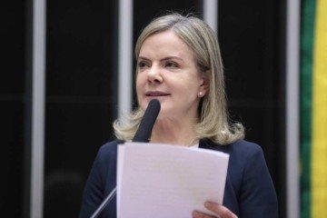 Gleisi rebateu a alegação de que o atual governo seria uma ditadura, afirmando que 'ditadura estaríamos vivendo se vingasse a tentativa de golpe contra a eleição de Lula para manter Jair Bolsonaro no poder' -  (crédito: Zeca Ribeiro/Câmara dos Deputados)