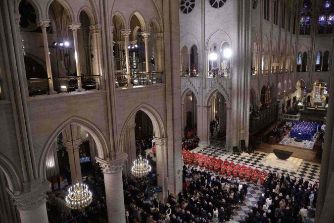 Devido à chuva, os cerca de 1,5 mil convidados já estavam dentro da catedral quando a cerimônia iniciou  -  (crédito: Christophe PETIT TESSON / POOL / AFP)