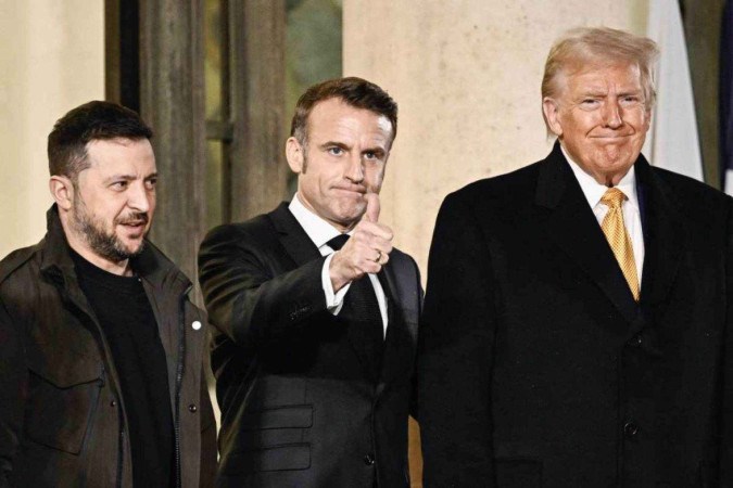 O presidente da França, Emmanuel Macron (C), flanqueado pelo presidente eleito dos EUA, Donald Trump (RO, e pelo presidente da Ucrânia, Volodymyr Zelensky (2º à esquerda), após uma reunião no Palácio Presidencial do Eliseu, em Paris, em 7 de dezembro de 2024 -  (crédito: JULIEN DE ROSA / AFP)