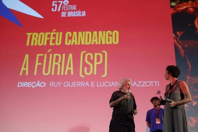  07/12/2024- Encerramento do 57Âº Festival de BrasÃ­lia do Cinema Brasileiro  TrofÃ©u SaruÃª, criado por Galeno para o 57Âº Festival de BrasÃ­lia do Cinema Brasileiro.- Ruy Guerra