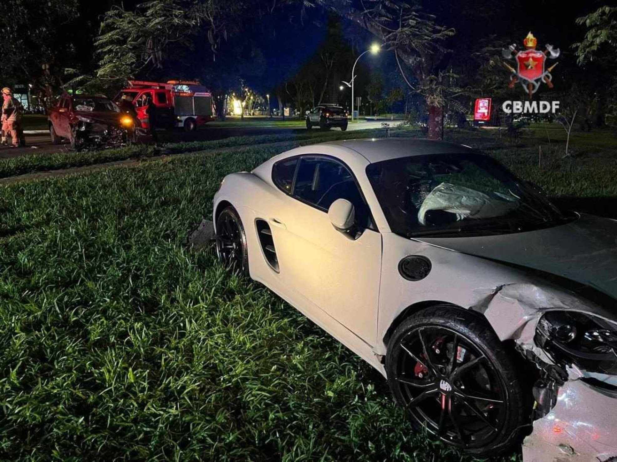 Porsche colide com outro veículo na noite dessa sexta-feira (6)