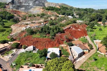 Pilha de rejeitos que desmoronou em MG soterrou casas; confira o vídeo