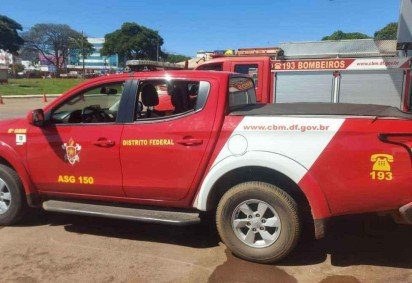 Engavetamento envolvendo três veículos na Via Estrutural deixou uma jovem ferida -  (crédito: Divulgação/ CBMDF)