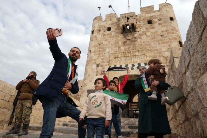     Família síria tira fotos em frente a monumento histórico     