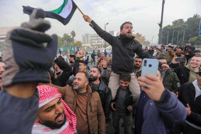     Pessoas celebram na Praça Umayyad em Damasco     
