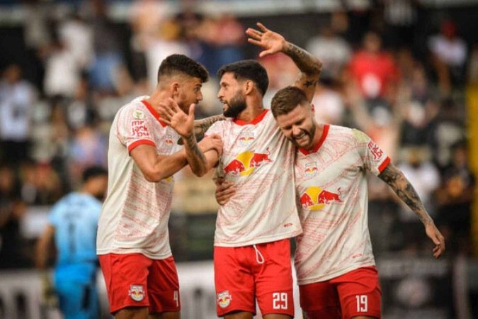 Jogadores do Bragantino comemoram gol no triunfo sobre o Criciúma -  (crédito: Foto: Ari Ferreira/Red Bull Bragantino)