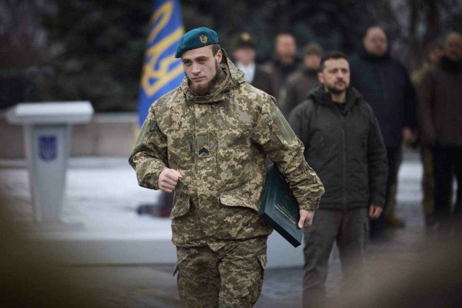 Presidente da Ucrânia, Volodymyr Zelensky,  olhando para um militar ucraniano       -  (crédito: HANDOUT / UKRAINIAN PRESIDENTIAL PRESS SERVICE / AFP)