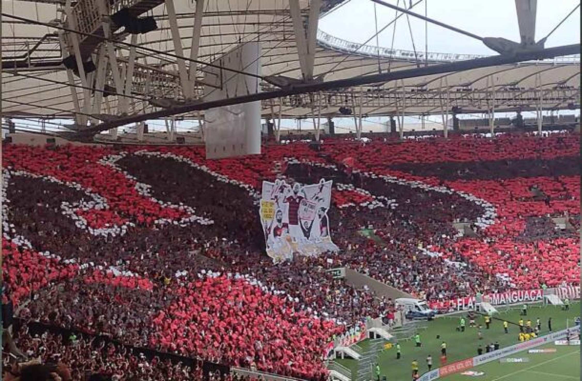 Torcedores ovacionam Gabigol e fazem belo mosaico do atacante