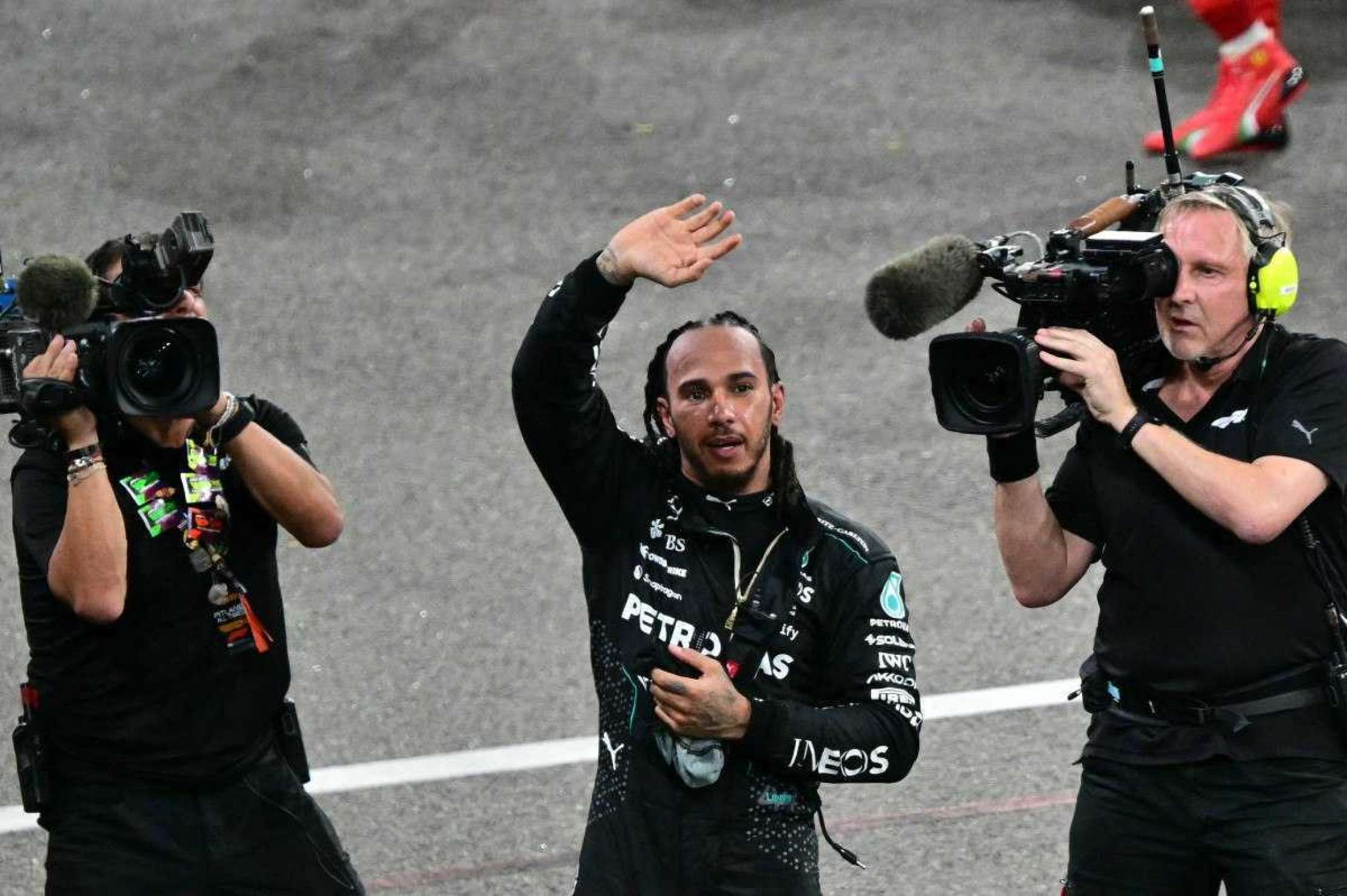 Hamilton se emociona em adeus da Mercedes com 6 taças em 12 anos