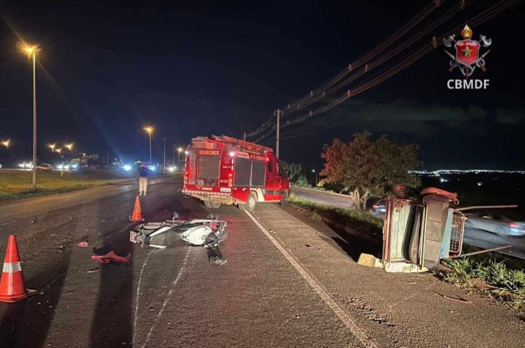 Colisão entre carroça e moto na BR-070 deixa três pessoas feridas