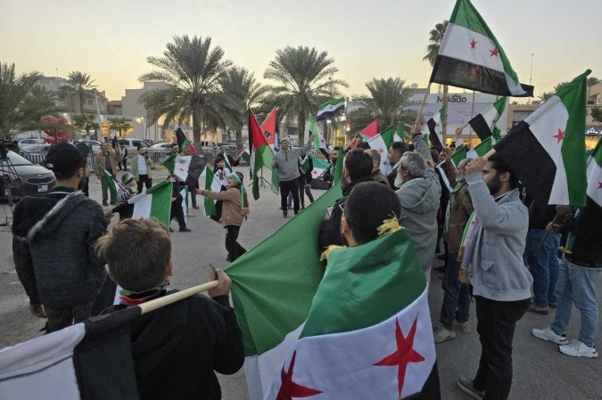  Members of the Syrian community in Tajura, on the outskirts of the Libyan capital Tripoli celebrate on December 9, 2024, the ousting of Syrian President Bashar al-Assad after a lightning offensive by Islamist-led rebels the previous day. (Photo by Mahmud Turkia / AFP)
       -  (crédito:  AFP)