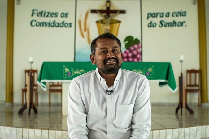 Padre Arcelin se apaixonou pelo Brasil - e pela Amazônia -  (crédito: Vitor Serrano/BBC)