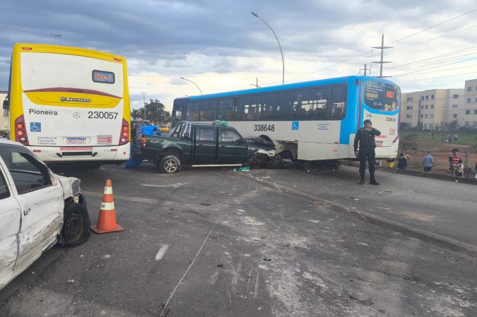 Caminhonete roubada ficou destruída após o acidente -  (crédito: Divulgação/PMDF)