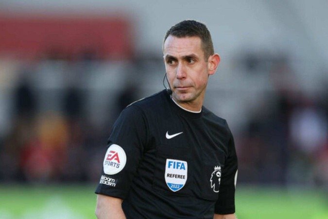 BRENTFORD, ENGLAND - DECEMBER 26: Match Referee, David Coote looks on during the Premier League match between Brentford FC and Tottenham Hotspur at Brentford Community Stadium on December 26, 2022 in Brentford, England. (Photo by Eddie Keogh/Getty Images)
- (crédito: Getty Images) BRENTFORD, ENGLAND - DECEMBER 26: Match Referee, David Coote looks on during the Premier League match between Brentford FC and Tottenham Hotspur at Brentford Community Stadium on December 26, 2022 in Brentford, England. (Photo by Eddie Keogh/Getty Images)
- (crédito: Getty Images)