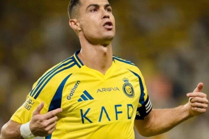 Cristiano Ronaldo com seu veículo já com a placa assinada - (crédito: Foto: Divulgação/Al Nassr) Cristiano Ronaldo com seu veículo já com a placa assinada - (crédito: Foto: Divulgação/Al Nassr)