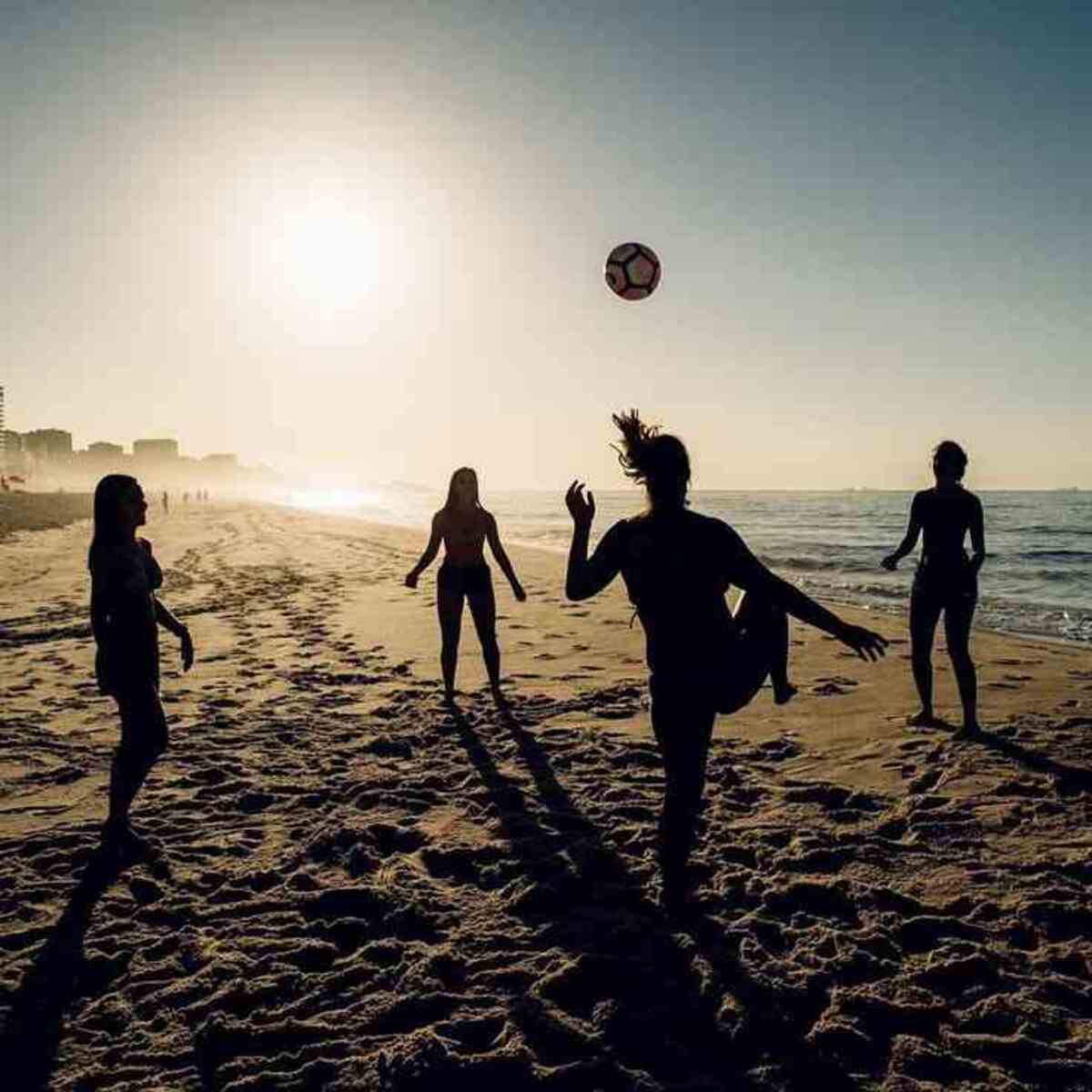 A altinha, brincadeira muito comum em praias brasileiras, é uma ótima forma de unir diversão e exercício.