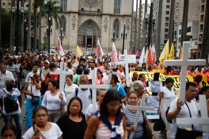 Manifestantes se reúnem na Praça da Sé, no centro de São Paulo, para protestar contra a violência policial: são 673 mortos de janeiro a novembro -  (crédito:  ESTADÃO CONTEÚDO)